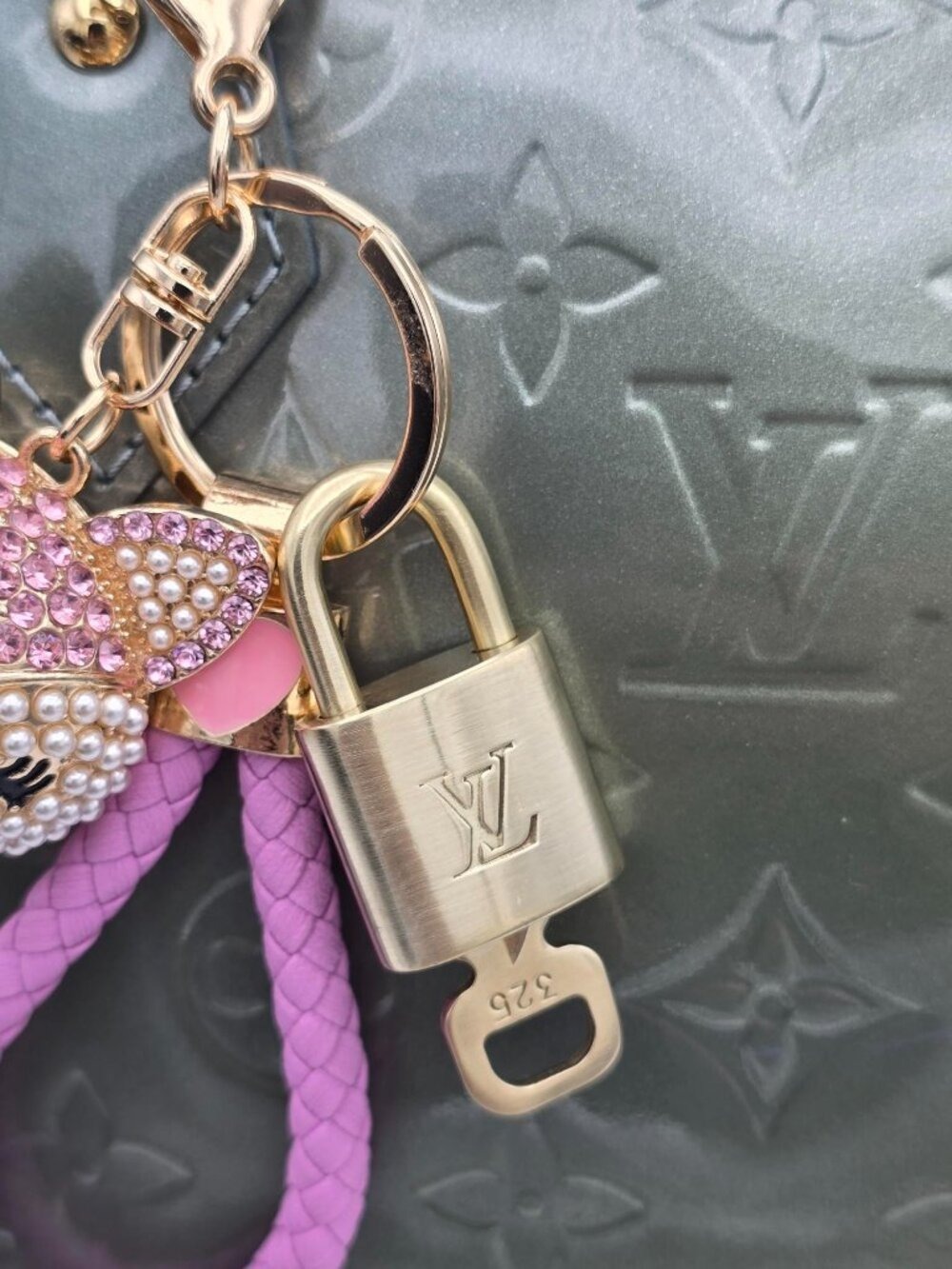 Authentic Louis Vuitton Gold Lock 🔒 Unbranded Fox Head Keychain Bag Charm LV - Picture 9 of 9